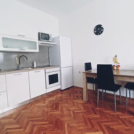 Appartement Apartman Dora à Pula Extérieur photo