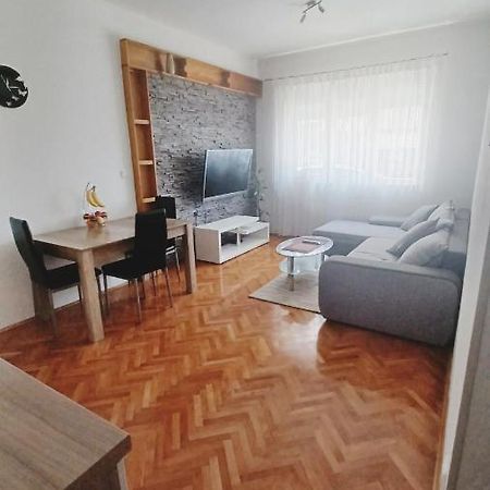 Appartement Apartman Dora à Pula Extérieur photo
