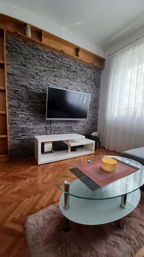 Appartement Apartman Dora à Pula Extérieur photo