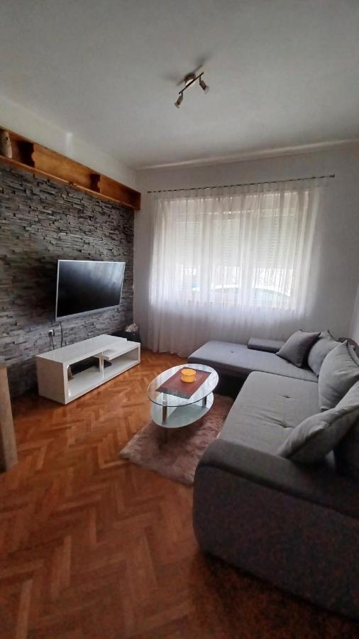 Appartement Apartman Dora à Pula Extérieur photo