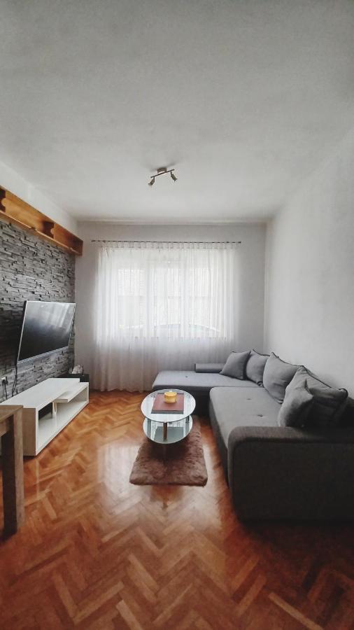 Appartement Apartman Dora à Pula Extérieur photo