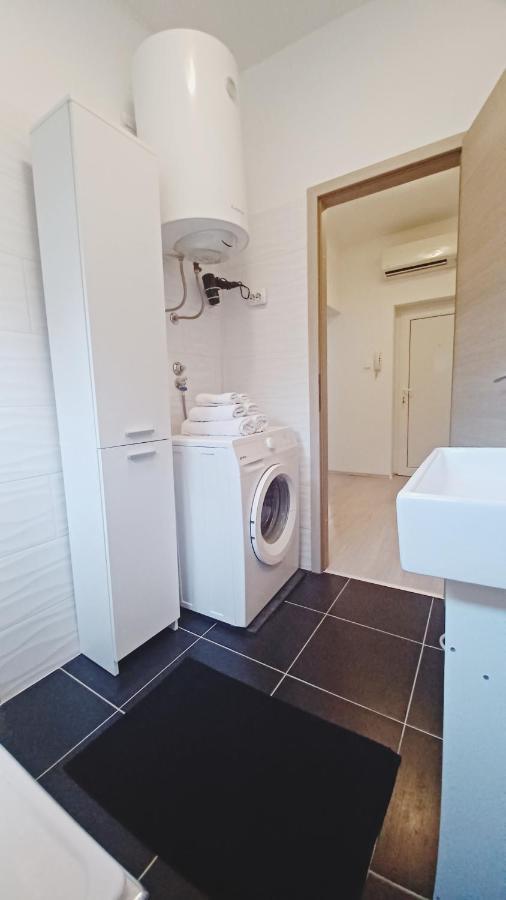 Appartement Apartman Dora à Pula Extérieur photo