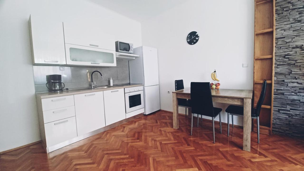 Appartement Apartman Dora à Pula Extérieur photo