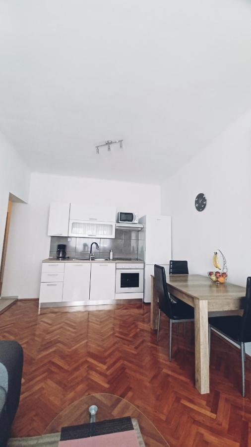 Appartement Apartman Dora à Pula Extérieur photo