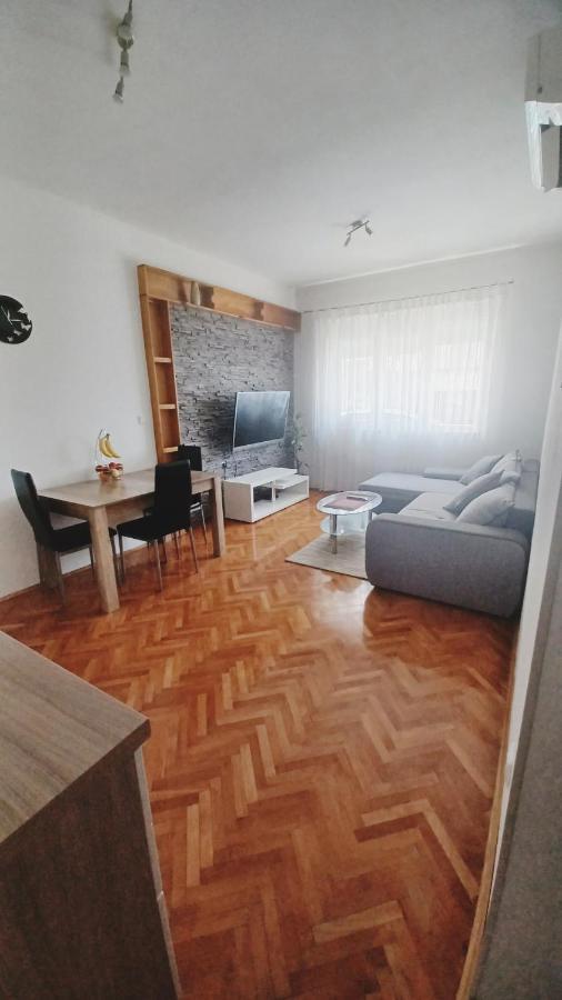 Appartement Apartman Dora à Pula Extérieur photo