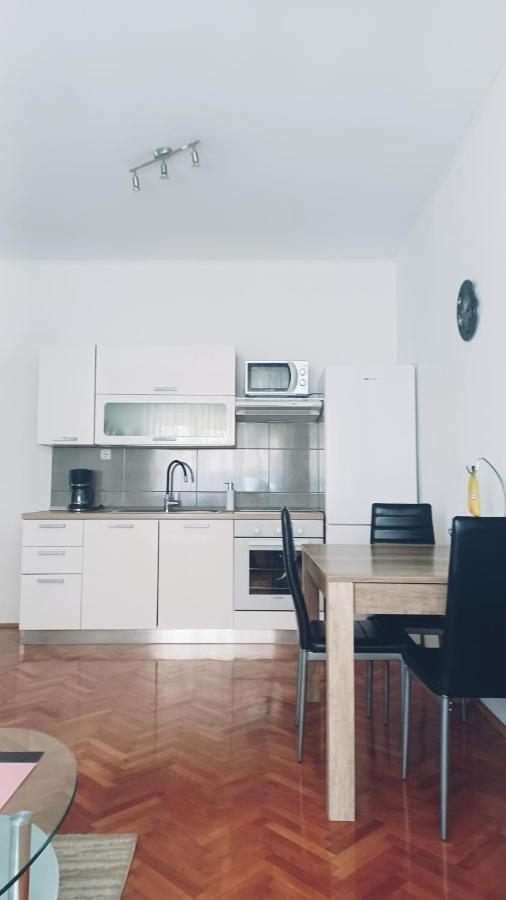 Appartement Apartman Dora à Pula Extérieur photo