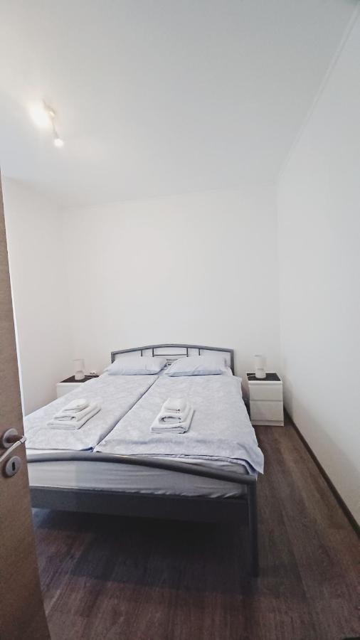 Appartement Apartman Dora à Pula Extérieur photo